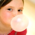 Kramtomosios gumos, iš kurios pučiasi burbulai, išradimas ir istorija