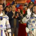 Kinija pasiuntė dviejų žmonių įgulą į eksperimentinę kosminę stotį