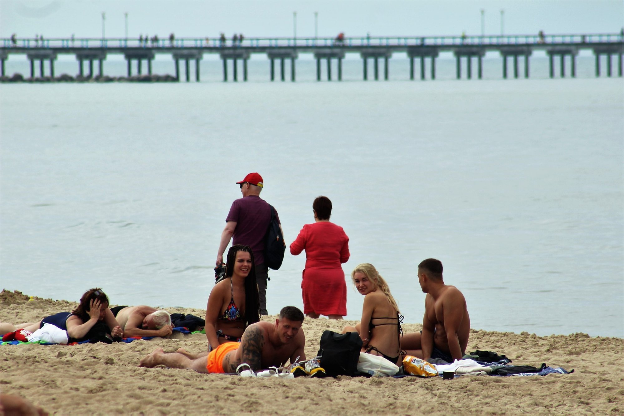Deszczowy weekend nad morzem nie odstraszył wszystkich: morskie fale – do tej pory tylko dla najodważniejszych