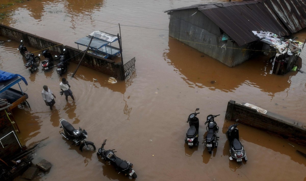 Pietų Indijoje ciklonas „Nivar“ pareikalavo mažiausiai trijų gyvybių