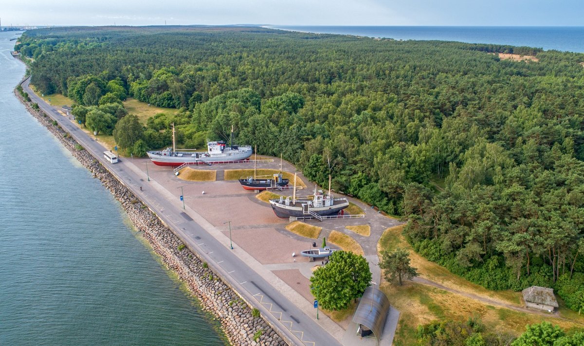 Senųjų žvejybos laivų aikštelė ir įrengtos buitinės patalpos laive. E. Lasio/A. Mažūno nuotr. 