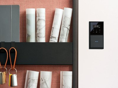 Itin modernus pasirinkimas - skaitmeninis JUNG HOME termostatas su liečiamu ekranu - JUNG nuotr.