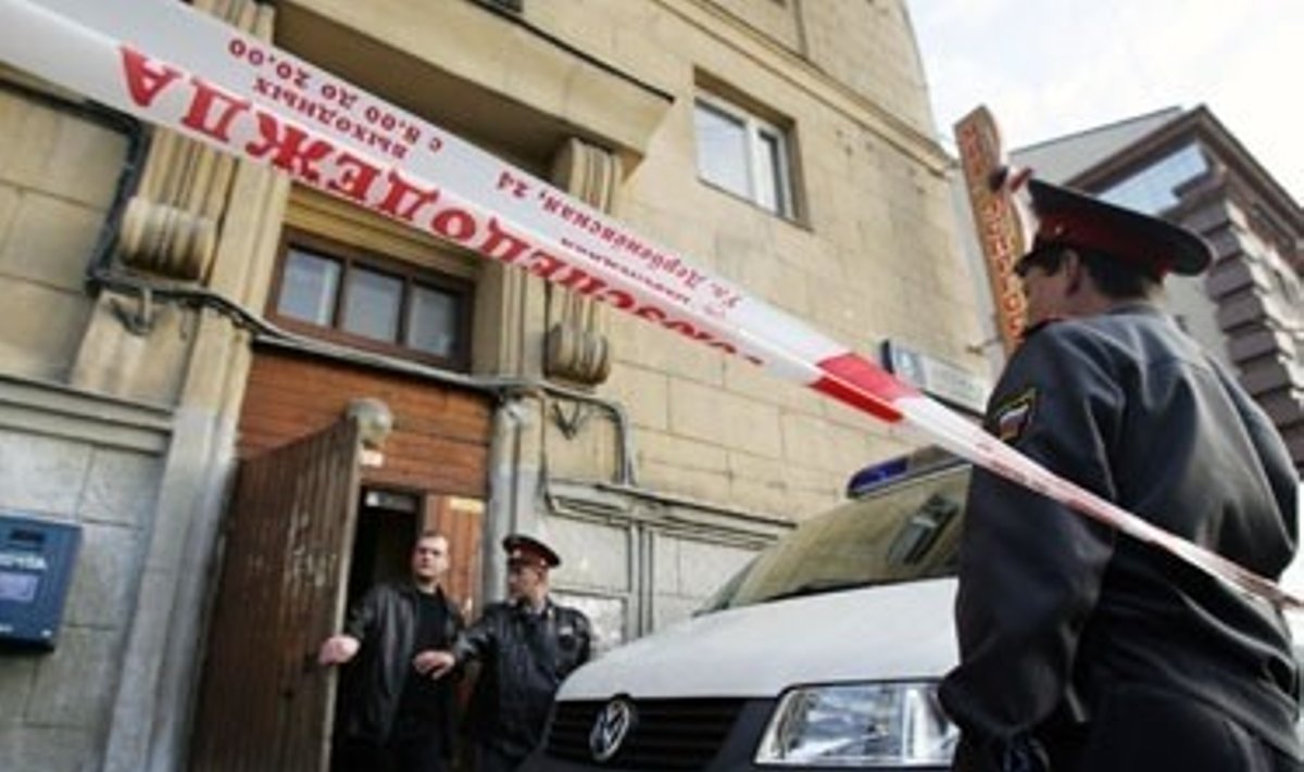 A.Politkovskajos nužudymą tiriantys pareigūnai dirba prie jos namų.