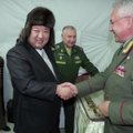 Dovanos Šiaurės Korėjos lyderiui iš Šoigu rankų: kailinė kepurė, neperšaunamas kostiumas ir bepiločiai