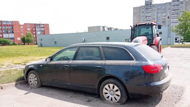 Keista situacija Kėdainiuose: likimo valiai paliktas automobilis trukdo asfaltuoti gatvę