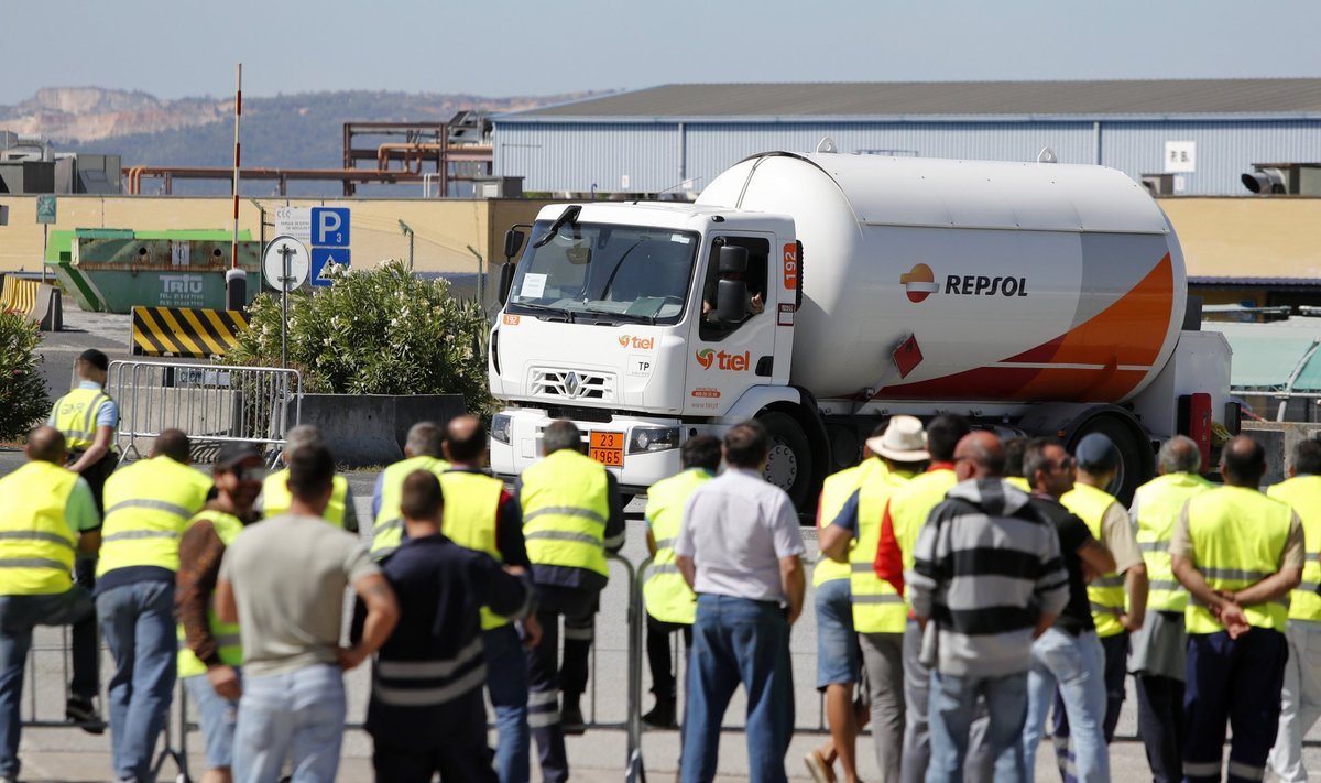 Portugalijoje prasidėjo benzinvežių vairuotojų streikas, neveikia šimtai degalinių