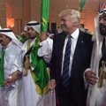 D. Trumpas Saudo Arabijoje sudalyvavo tradiciniame šokyje su kardais