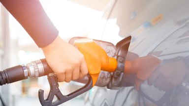Renkamės naują benzininį, dyzelinį arba elektrinį automobilį: kaip įvertinti išlaikymo kainą?