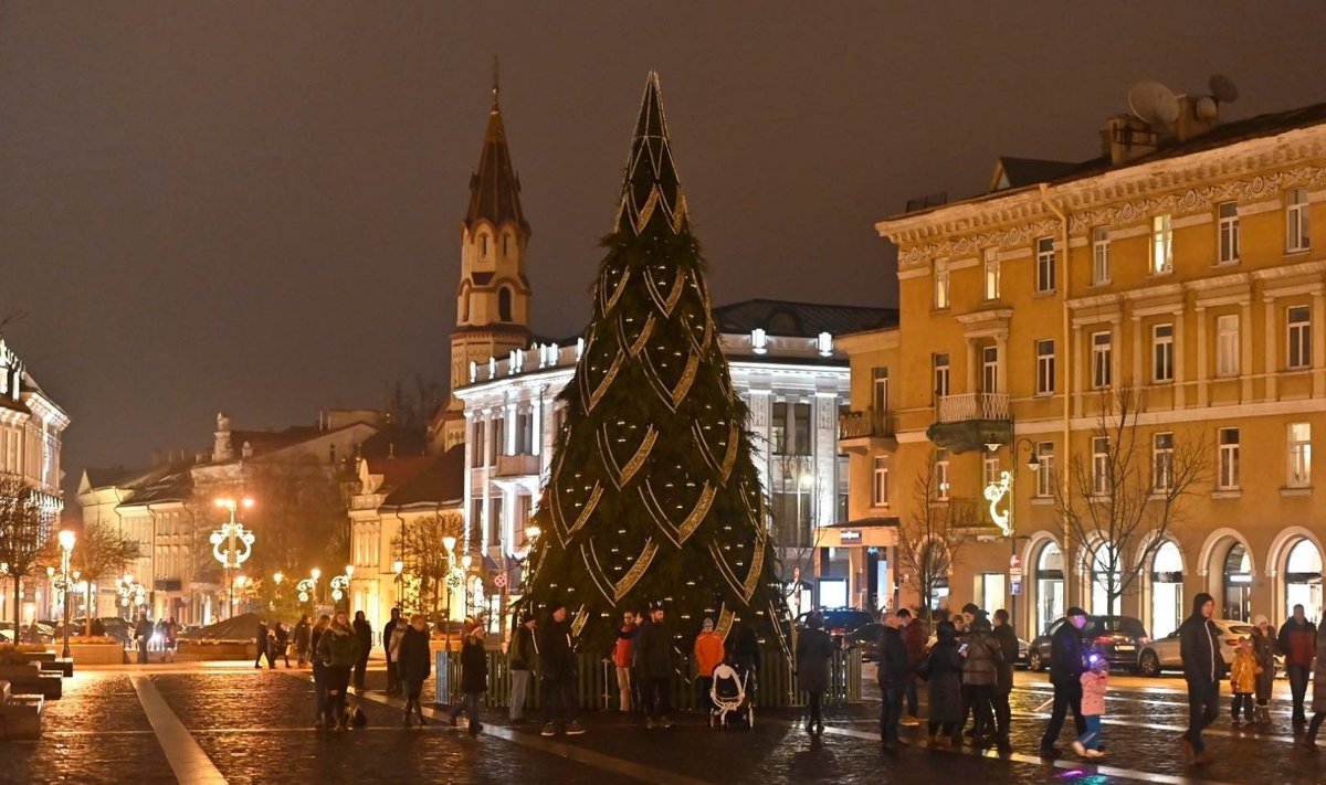 Vilniaus Rotušės aikštėje užgeso Kalėdų eglė