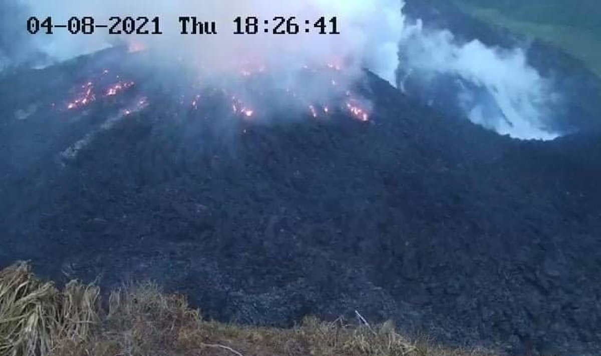 Sent Vinsento saloje dėl ugnikalnio išsiveržimo grėsmės evakuojami gyventojai