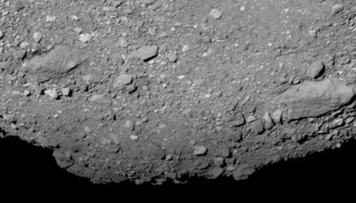 Asteroido Bennu paviršius. Mažiausi grumstai yra maždaug centimetro dydžio. OSIRIS-REx nuotrauka. Šaltinis: NASA/Goddard/University of Arizona