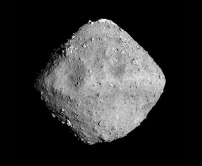Asteroidas Ryugu. Šaltinis: JAXA, University of Tokyo, Kochi University, Rikkyo University, Nagoya University, Chiba Institute of Technology, Meiji University, University of Aizu, AIST