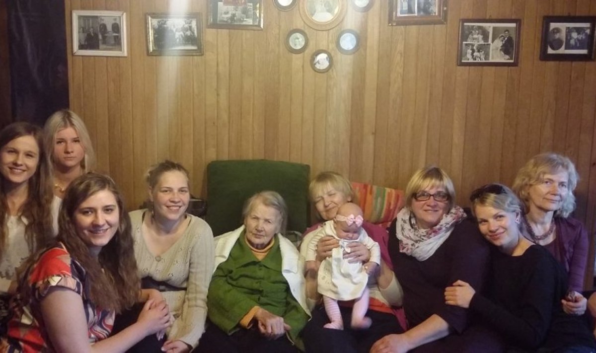 Nefų šeimos moterys, viduryje močiutė Angelė Nefienė