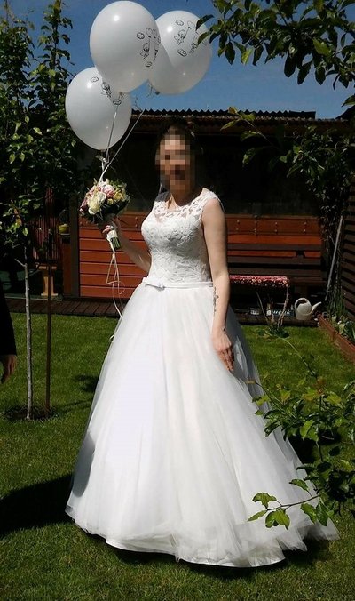 Kitame salone merginos išsirinkta vestuvinė suknelė