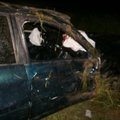 Vairuotojas ir keleivė iškrito iš apvirtusio automobilio