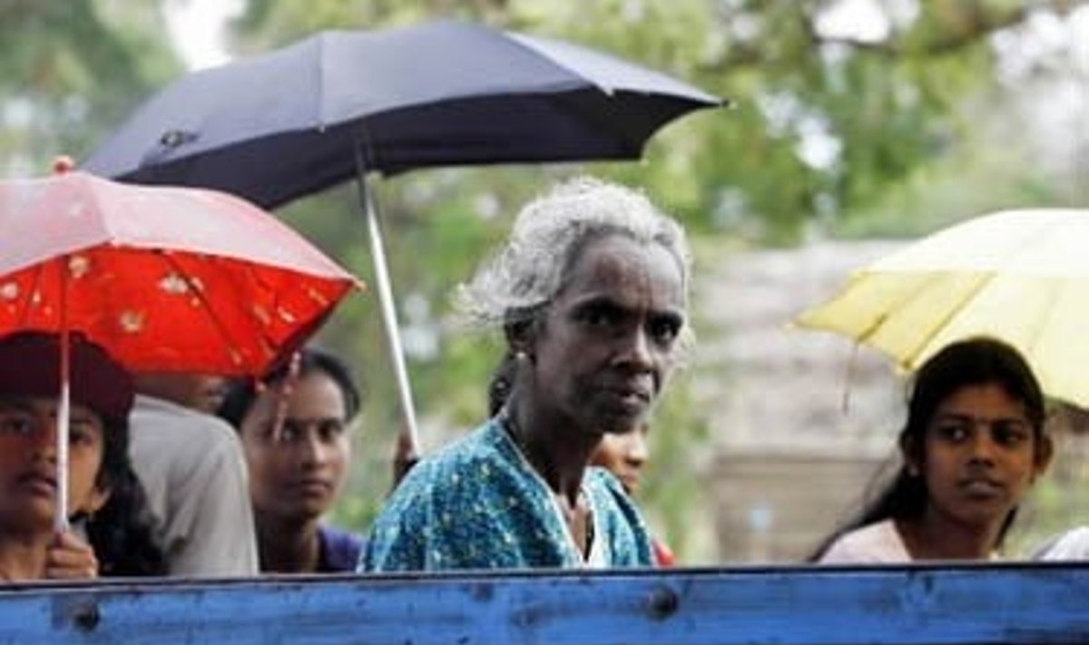 Mėnesį praleidę pabėgelių stovyklose, cunamį pergyvenę žmonės ruošiasi grįžti į savus namus. Šri Lanka.