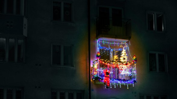 Kaip savo kieme ar balkone sukurti saugią Kalėdų pasaką: kokias dekoracijas galima naudoti lauke