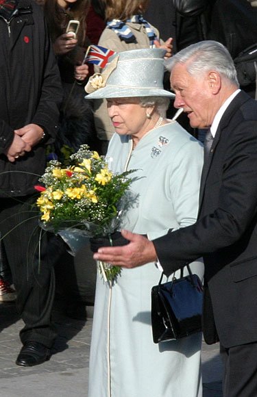 Karalienė Elžbieta II ir prezidentas Valdas Adamkus Rotušės aikštėje