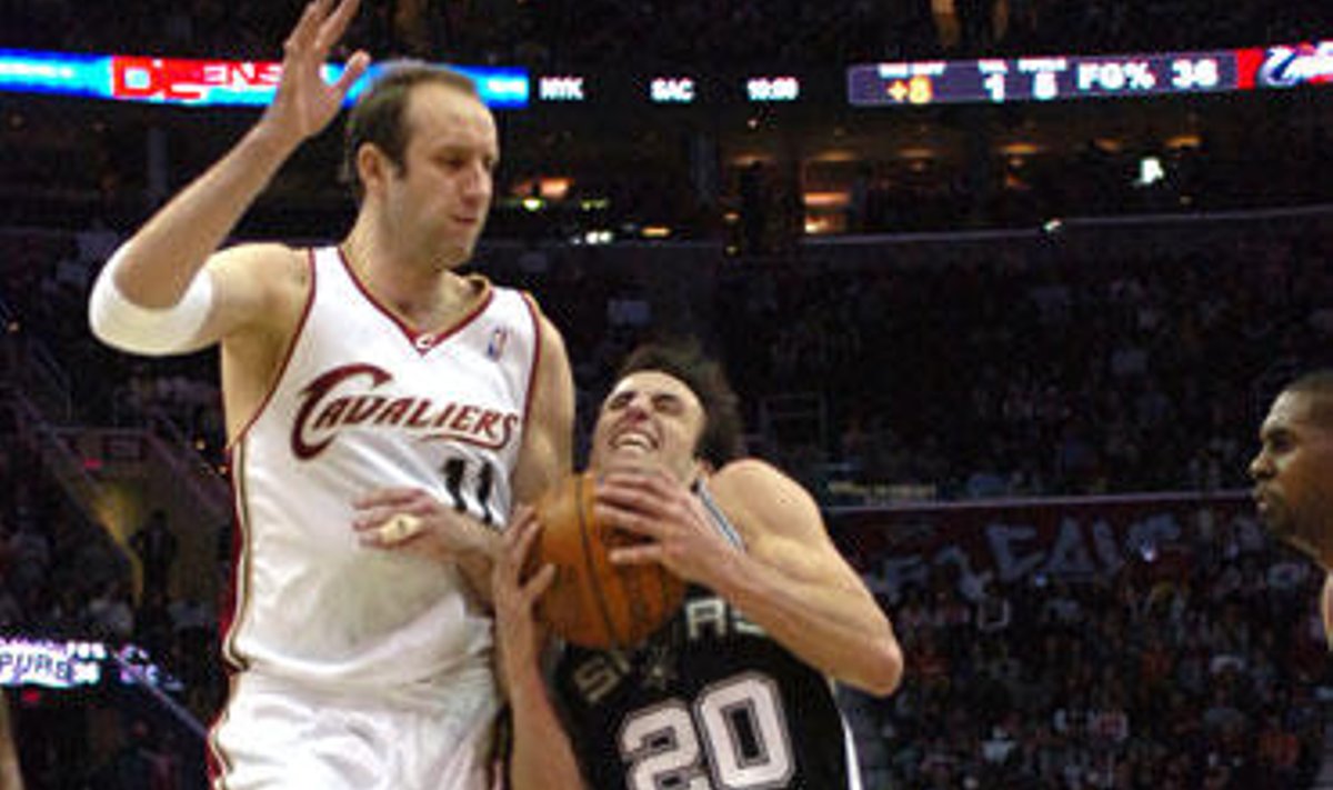 Žydrūnas Ilgauskas ("Cavaliers") stabdo Emanuelį Ginobili ("Spurs")