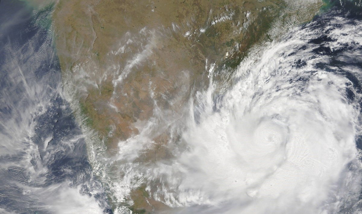Indijoje dėl artėjančio grėsmingo ciklono skubiai evakuojami 800 tūkst. žmonių