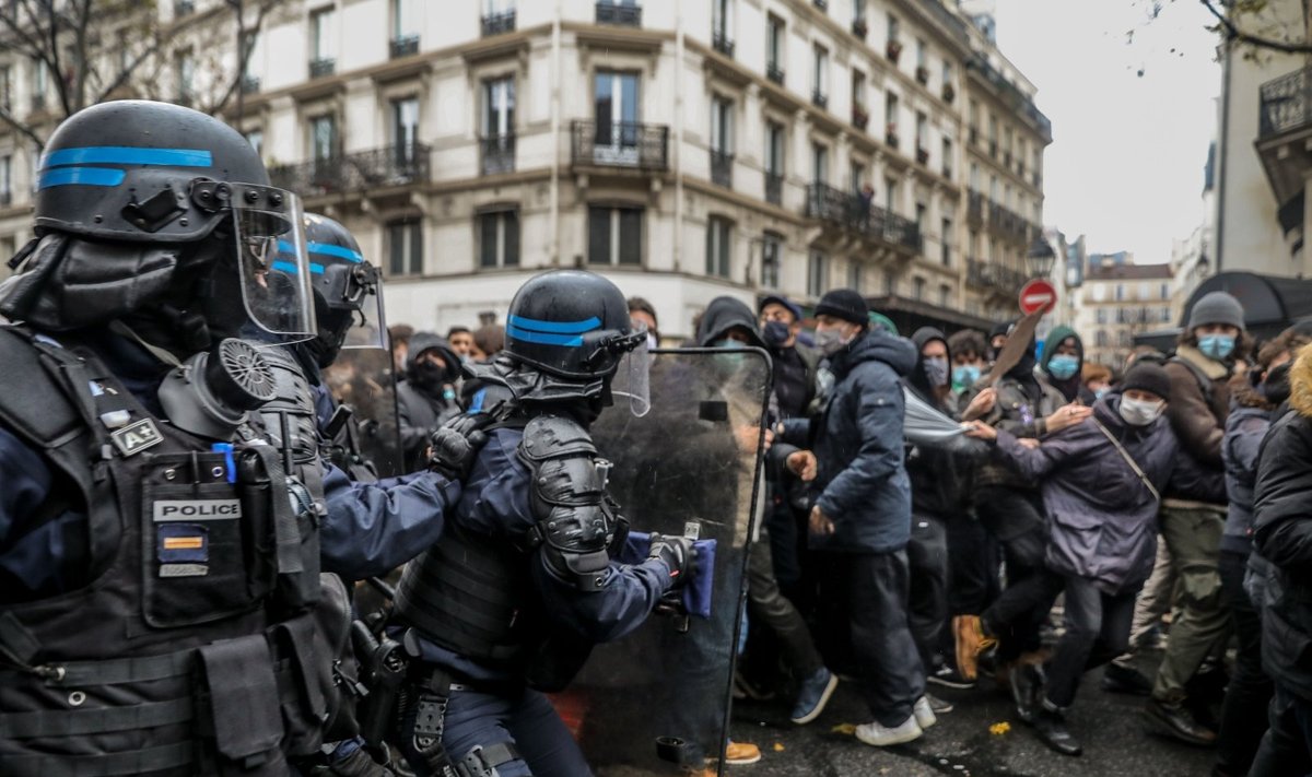 Policijos ir mitinguotojų susirėmimas Paryžiuje