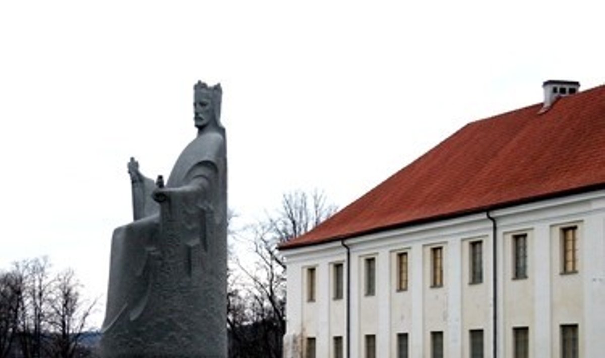 Karaliaus Mindaugo skulptūra prie Lietuvos nacionalinio muziejaus