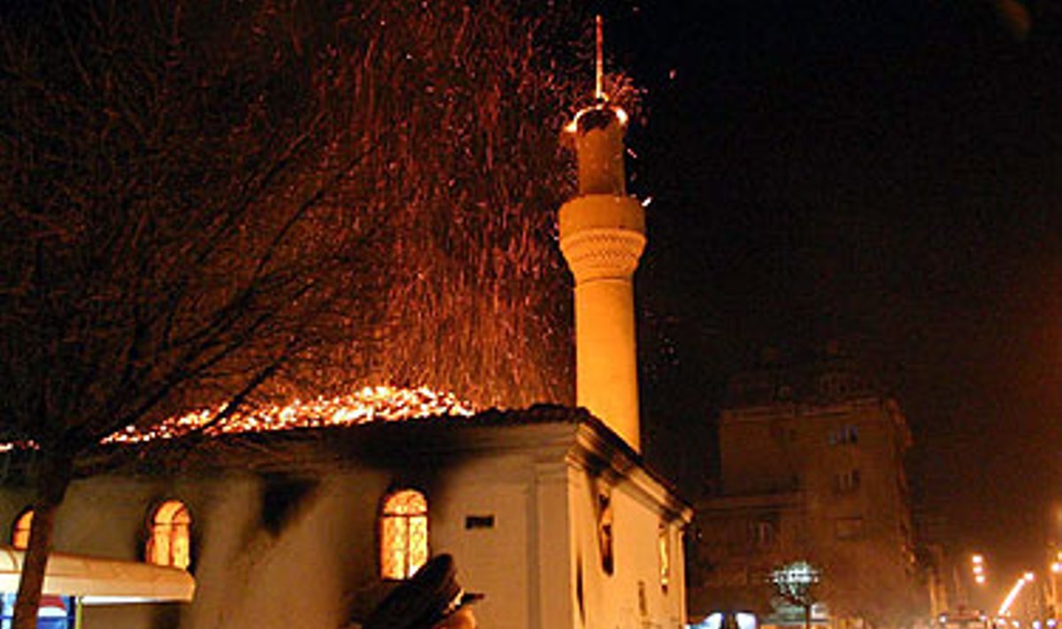 Padegta mečetė Kosove
