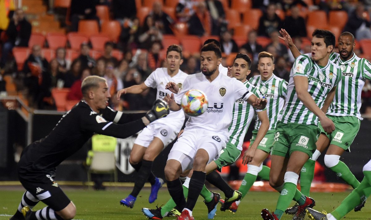 "Valencia" futbolininkai (balta apranga) pateko į Karaliaus taurės finalą