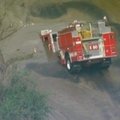 Kalifornijoje gaisrinės automobilis įkrito į didžiulę įgriuvą