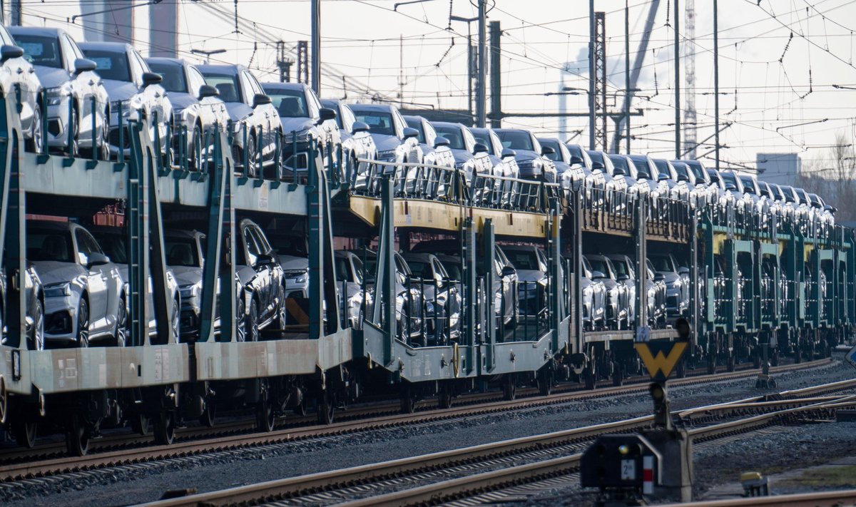 Nauji automobiliai gabenami traukiniu į Bremerhafeno uostą (Vokietija) eksportui