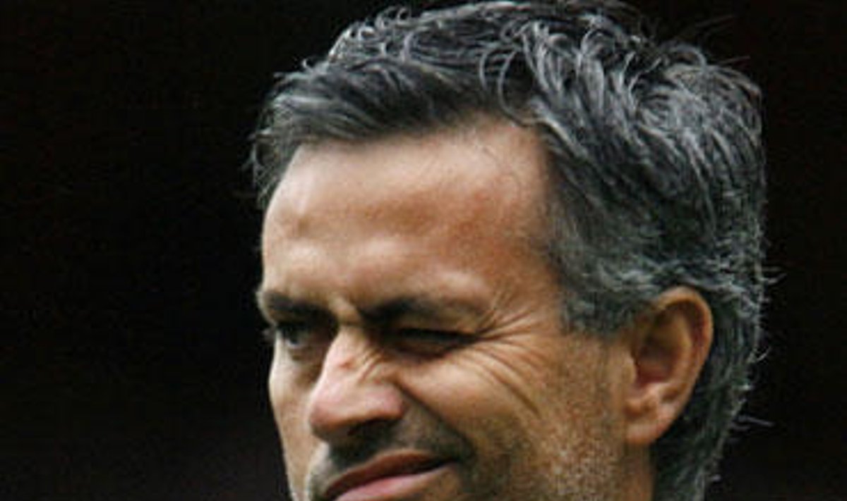 Jose Mourinho ("Chelsea") grimasa