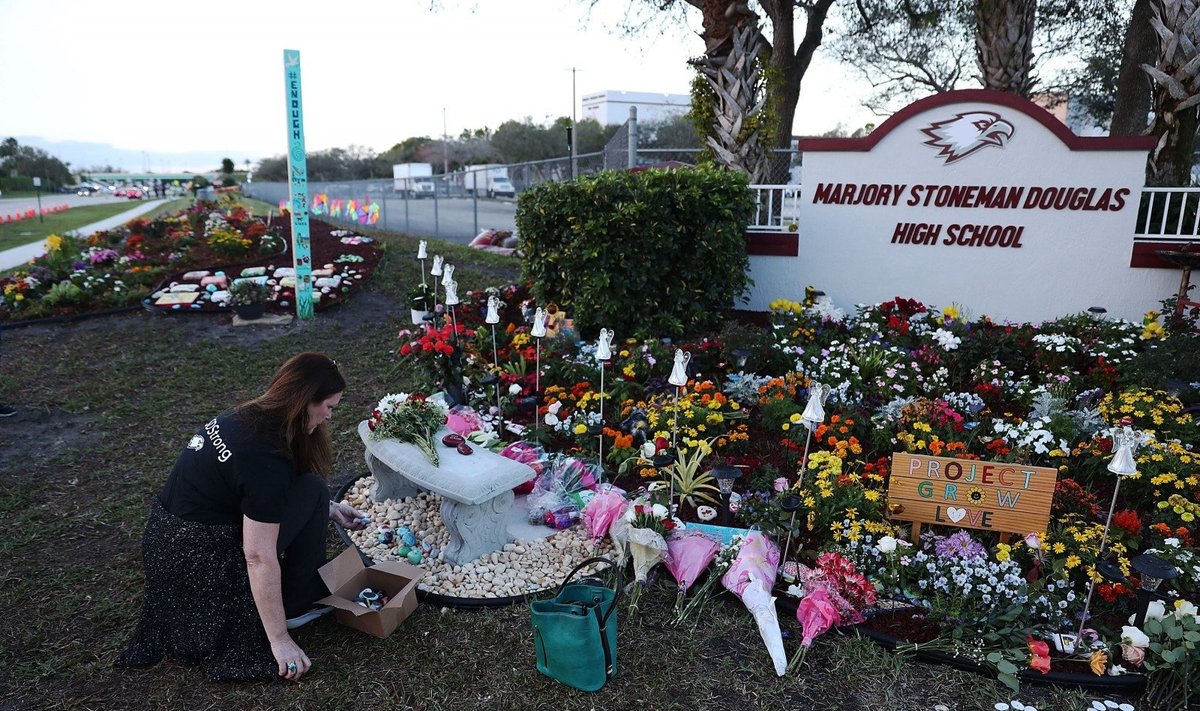 Floridoje pagerbtos Parklando šaudynių mokykloje aukos