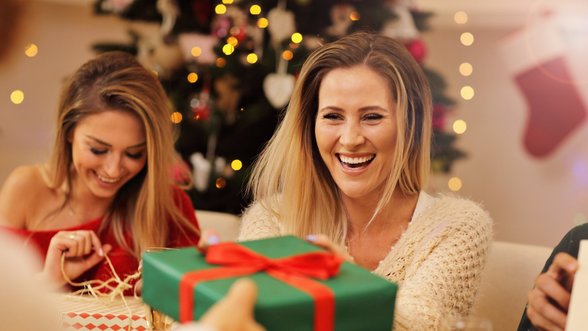 Etiketo žinovai pataria: kaip elgtis, kai gauni dovaną iš asmens, kuriam dovanos neturi?