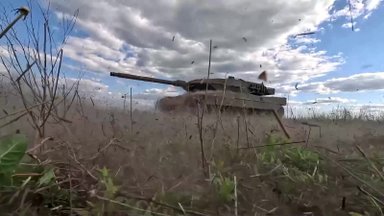 Ukrainos tankų įguloms trūksta šaudmenų ir atsarginių dalių