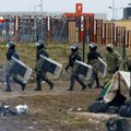 Iš Baltarusijos į Lenkiją mėginę patekti migrantai atakavo pareigūnus akmenimis ir pagaliais
