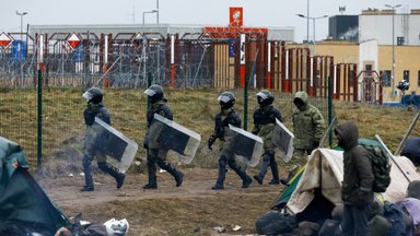 Iš Baltarusijos į Lenkiją mėginę patekti migrantai atakavo pareigūnus akmenimis ir pagaliais