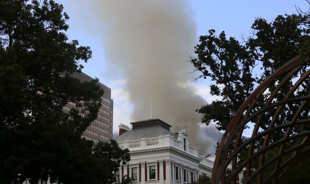 Pietų Afrikos parlamento pastate Keiptaune įsiplieskė gaisras