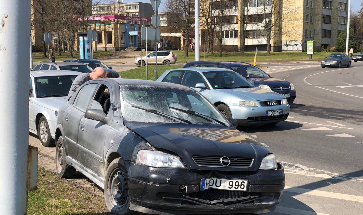 Po avarijos Vilniuje užsiliepsnojo automobilis