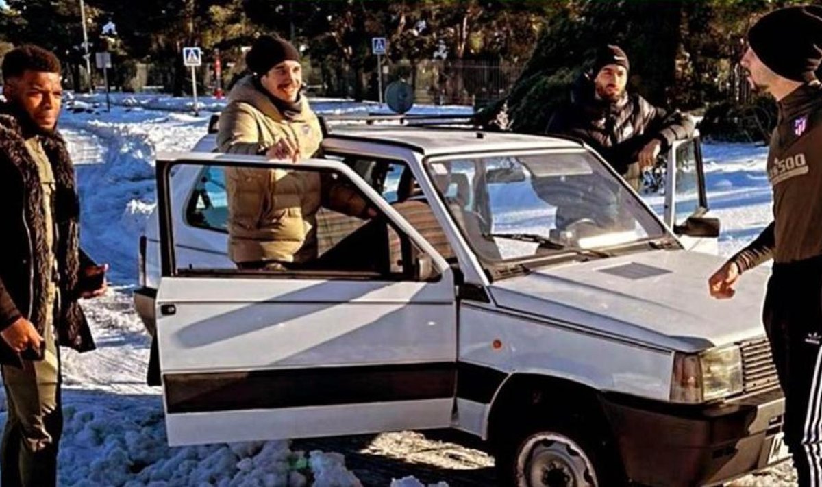 Madrido "Atletico" futbolininkai pasivažinėjo "Fiat Panda" automobiliu
