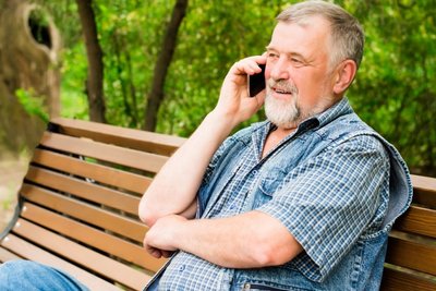 Kalbėdami telefonu ilgiau nei 10 min ir nesinaudodami laisvų rankų įranga rizikuojate savo sveikata