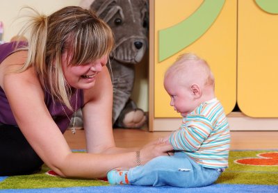 Vos savarankiškai nusėdinčius mažylius mamos jau veda į žaidimų ir ugdymo kambarius.
