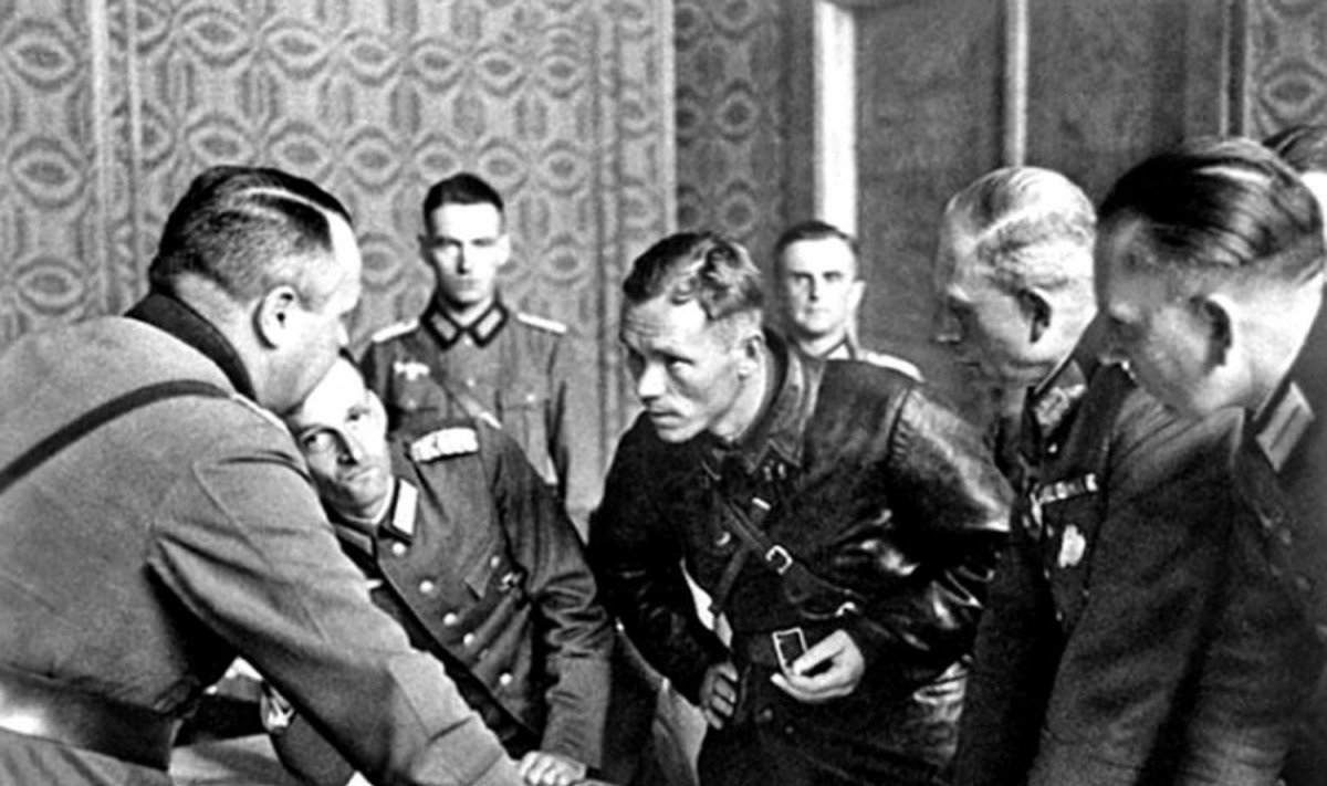 Vokiečių XIX korpuso vadas generolas H. Guderianas ir Raudonosios armijos komisaras Borovickis prie demarkacijos sienos žemėlapio.