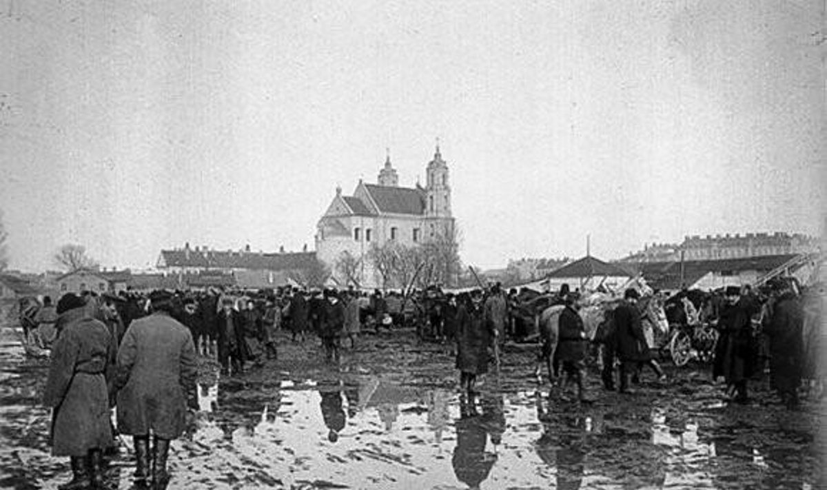 Turgus Lukiškių aikštėje. 1898 m.
