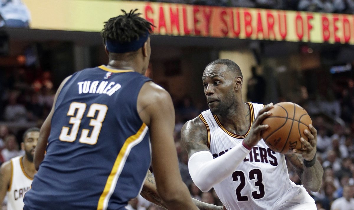 NBA atkrintamosios rungtynės, Klivlando Cavaliers puolėjas LeBronas Jamesas veržiasi link Indianos Pacers krepšio