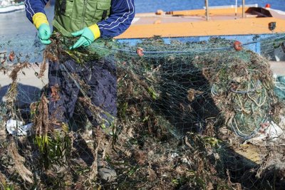 Dreifuojančiuose tinkluose pražūsta tūkstančiai žuvų