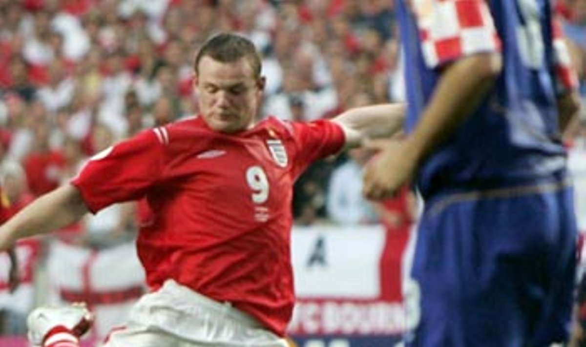 Wayne'as Rooney (Anglija) taikliai smūgiuoja į kroatų vartus