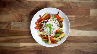 Pietų idėja: kai atsibosta mėsa – laikas vegetariškam „wok“ patiekalui