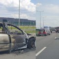 Magistralėje Kaune užsiliepsnojo automobilis: policijai teko reguliuoti eismą