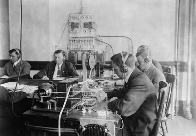 Studentai praktikuojasi dirbti su telegrafu