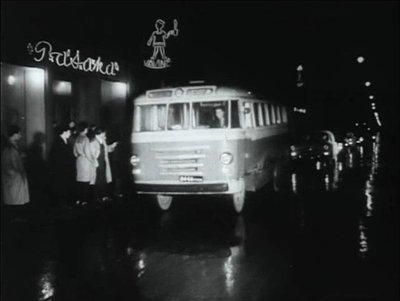 Šviečianti „Pasakos“ reklama. Ekrano nuotrauka iš dokumentinio filmo „Tik maža dalelė“ (rež. A. Marcinkus, 1963 m.). Pasakojama, kad neapsikentęs burzgimo, vienas kaimynas naktį ją išjungdavo su replėmis.